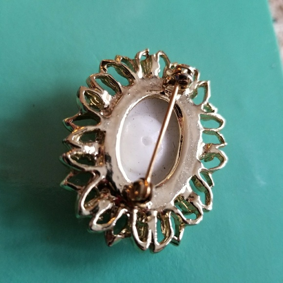 Relisted -Vintage molded glass brooch gold tone black white - Picture 4 of 4